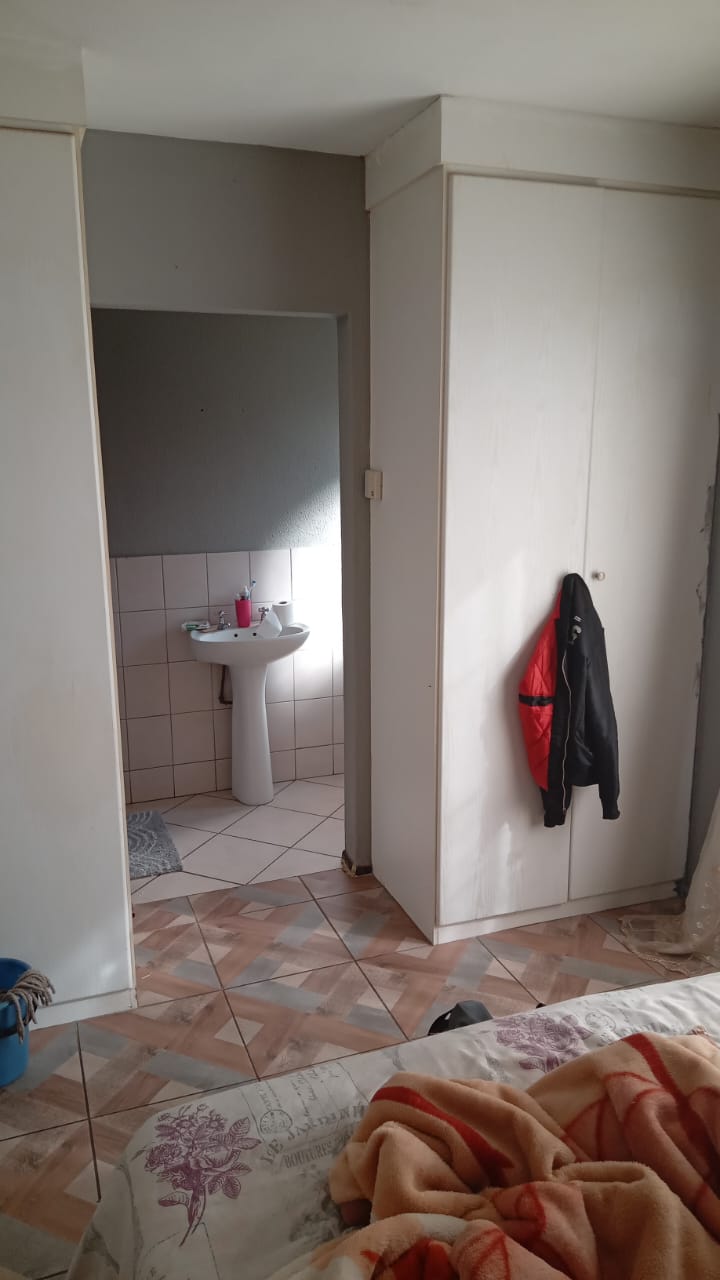 379823318.jpg